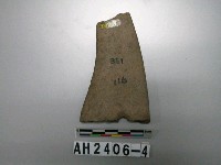 藏品(穿孔石鐮殘件)的圖片